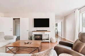 Smart TV, fireplace, books - Entire Home in Oakhurst, CA, close to Nelder Grove and Yosemite's South Gate (Oakhurst)