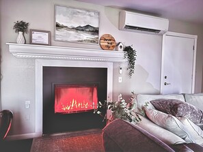 Smart TV, chimenea y libros 