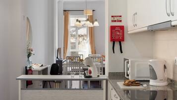 Frigorífico, microondas, horno y placa de cocina