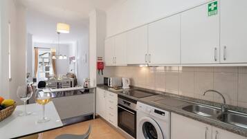 Frigorífico, microondas, horno y placa de cocina