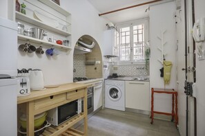 Frigorífico, microondas, horno y placa de cocina