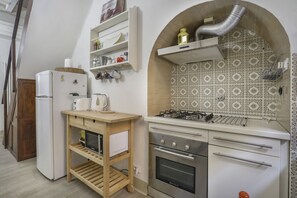 Frigorífico, microondas, horno y placa de cocina
