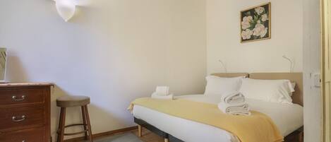 1 habitación, tabla de planchar con plancha, wifi y ropa de cama