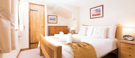 1 dormitori, planxa i posts de planxar, wifi i roba de llit