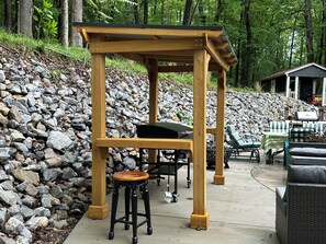 Outdoor dining - 10-minute drive from the shores of Smith Mountain Lake! Lakehouse with hot tub! (Moneta)