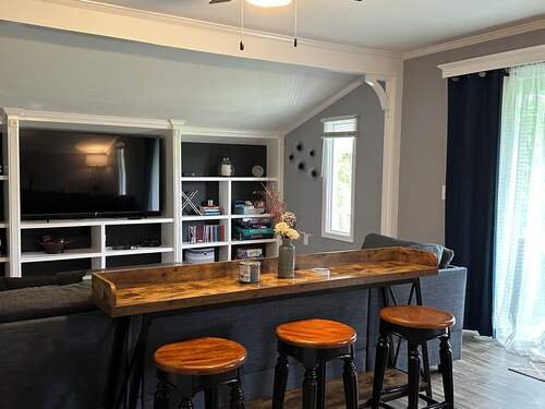 10-minute drive from the shores of Smith Mountain Lake! Lakehouse with hot tub!