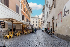 Outdoor dining - NAVONA HISTORIC LOVELY FLAT (Roma)