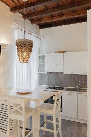 ثلاجة، موقد طهي مسطح، ماكينة لصنع القهوة/الشاي، غلّاية كهربائية