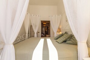 3 habitaciones, escritorio y tabla de planchar con plancha 