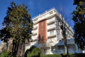 A multi-story building with balconies and a central vertical structure. - Homiday - Residence Prestige, Interno 10 (Pineto)