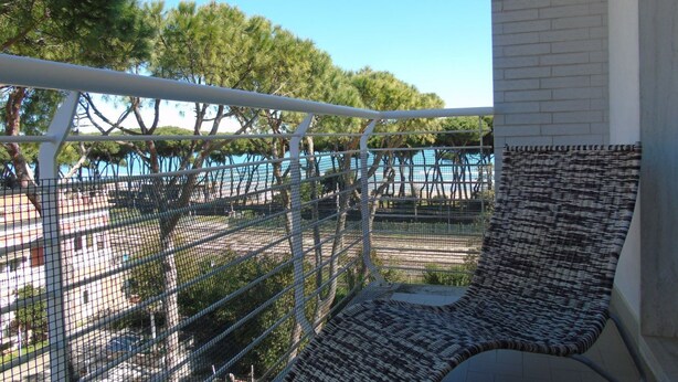 A balcony with a view of a pool and trees. - Homiday - Residence Prestige, Interno 10 (Pineto)
