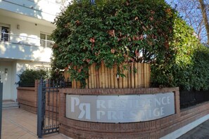 A sign for 'Residence Prestige' with a large tree and a brick wall. - Homiday - Residence Prestige, Interno 10 (Pineto)