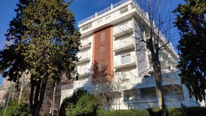 A multi-story building with balconies and a central vertical structure. - Homiday - Residence Prestige, Interno 10 (Pineto)