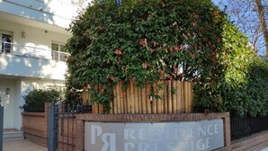A sign for 'Residence Prestige' with a large tree and a brick wall. - Homiday - Residence Prestige, Interno 10 (Pineto)