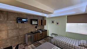 Kylskåp, mikrovågsugn, kaffe- och tebryggare och stekbord