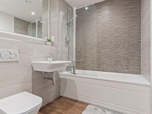 Dusj, hårføner, håndklær og såpe