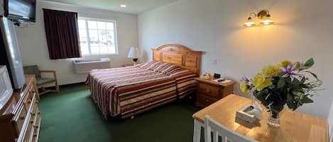 Comfort Room | Private kitchen | Fridge, microwave, paper towels, dining tables