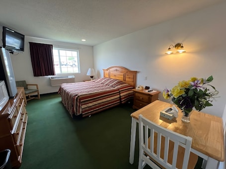 Comfort Room | Private kitchen | Fridge, microwave, paper towels, dining tables