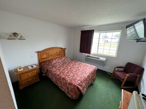 Desk, laptop workspace, blackout curtains, iron/ironing board - Red Bud Country Inn (Red Bud)