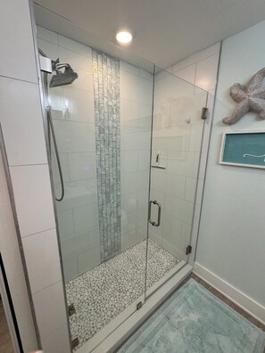 Douche, sèche-cheveux, serviettes fournies, savon