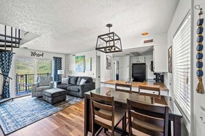 TV, fireplace - Indoor Pool Hot Tub Sleeps 6 Mountain Views, 1 BR with Loft (Gatlinburg)