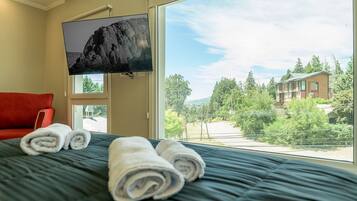 2 bedrooms, internet, bed sheets