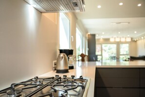 Refrigerador, microondas, horno, lavavajillas