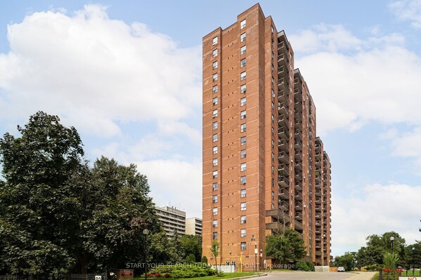 Exterior - walking distance to bus routes, close to U of T, Centennial college  and parks. (Toronto)