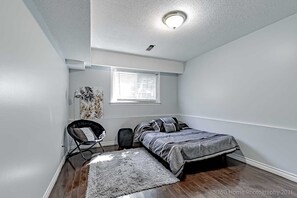 3 bedrooms, iron/ironing board, free WiFi, bed sheets - walking distance to bus routes, close to U of T, Centennial college  and parks. (Toronto)