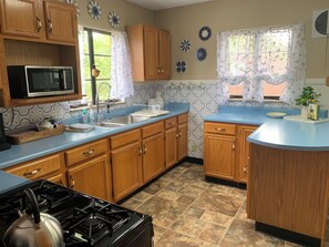 Fridge, microwave, oven, stovetop - The Kitchie Kottage/ House (Portsmouth)