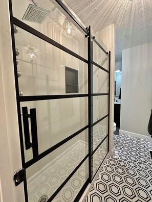 Shower, hair dryer, bidet, towels - Spacious and Modern Japanese Style Design (Omaha)