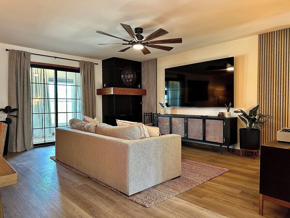 Smart TV, fireplace - Spacious and Modern Japanese Style Design (Omaha)