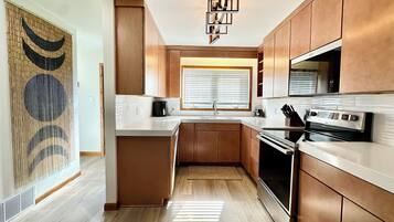 Køleskab, mikrobølgeovn, ovn, kogeplade