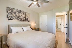 4 bedrooms, iron/ironing board, WiFi, bed sheets - Spacious and Modern Japanese Style Design (Omaha)