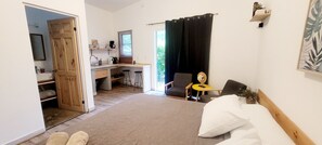 1 habitación, tabla de planchar con plancha, cuna de viaje y wifi 