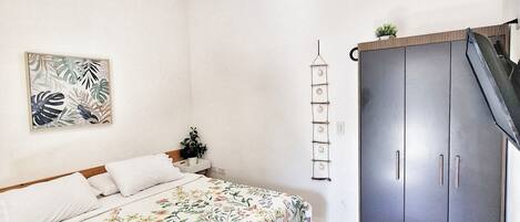 1 chambre, fer et planche à repasser, lit de bébé portatif, Wi-Fi