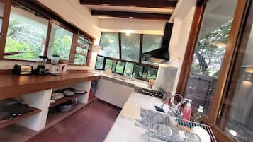 Køleskab, kogeplade, kaffe-/temaskine, elkedel