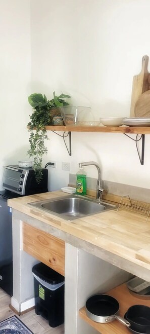 Réfrigérateur, plaque de cuisson, cafetière/bouilloire