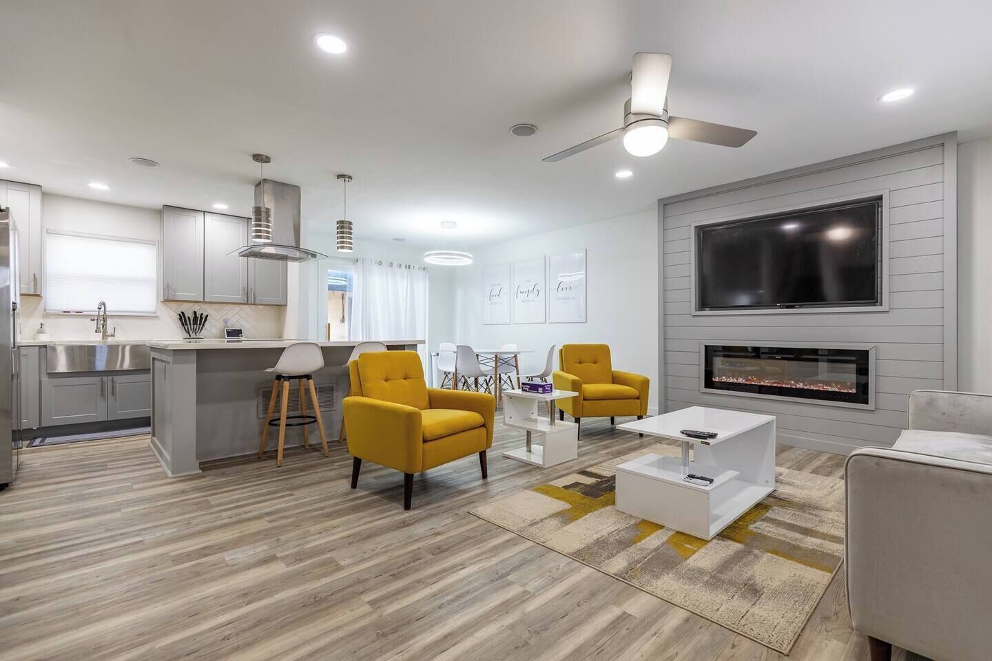 Projector Screen|Outdoor Space|Mins to Louisville