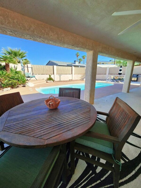 تناول الطعام بالخارج