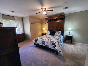 3 bedrooms, desk, WiFi, bed sheets