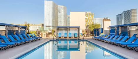 Alberca al aire libre y alberca climatizada