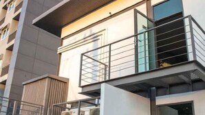 A multi-story building with balconies, air conditioning units, and a modern architectural design. - Lantana Pattaya (Pattaya)