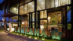 A modern building with a sign reading "LANTANA". - Lantana Pattaya (Pattaya)