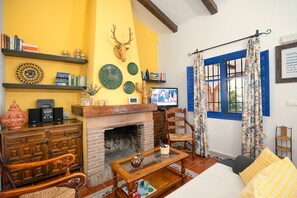 TV, fireplace, books - Villa in Andalusia: Private Pool, Sea Views! 2 Bedrooms in Frigiliana (Frigiliana)