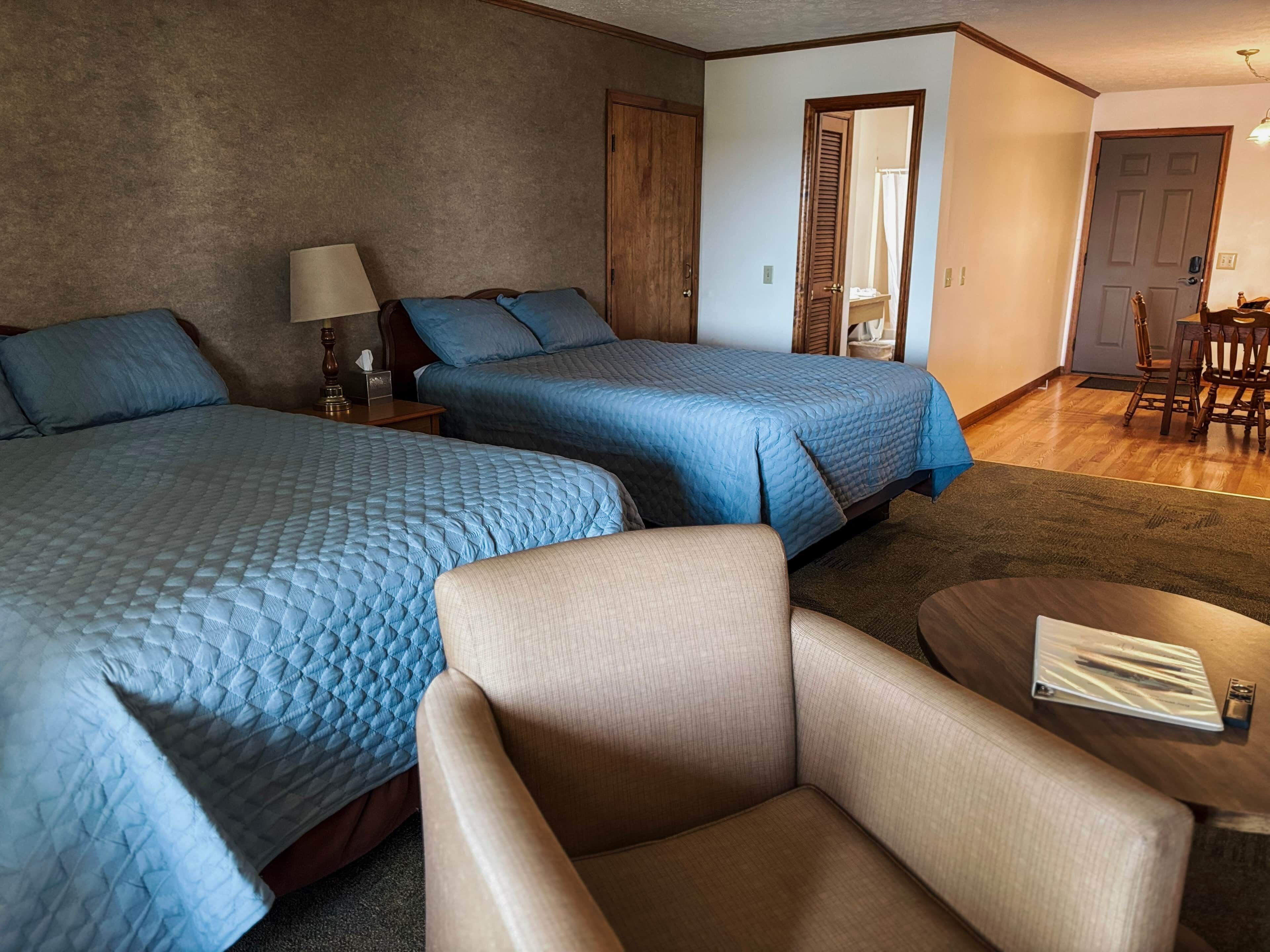 1 dormitorio, tabla de planchar con plancha, wifi y ropa de cama