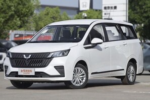 A white minivan parked in a lot. - Fuding Yushan Island Luzhu Village Jiayuan Homestay (Fuding)