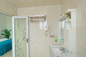 A bathroom with a shower, a sink, and a toilet. - Fuding Yushan Island Luzhu Village Jiayuan Homestay (Fuding)
