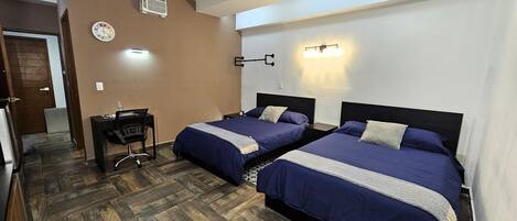 Perhestudiosviitti | Tallelokero huoneessa, työpöytä, äänieristys, silitysrauta/-lauta