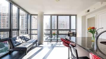 Apartament de luxe, 2 dormitoris, no fumadors, cuina | Sala d'estar | Estació de connexió per a MP3